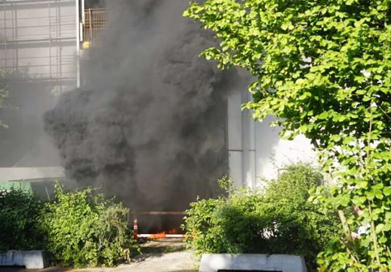 Der var en voldsom røgudvikling, da Østjyllands Brandvæsen ankom til ejendommen på Fjældevænget.